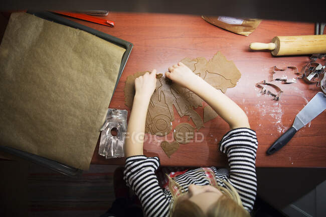Vue grand angle de fille faisant du pain d'épice — Photo de stock
