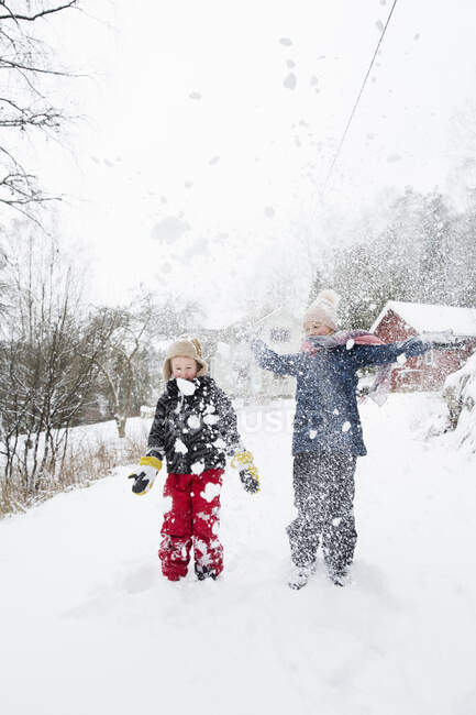 Sœurs jouant dans la neige — Photo de stock
