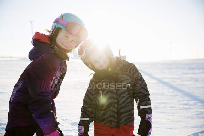 Meninas durante o pôr do sol no campo de esqui — Fotografia de Stock