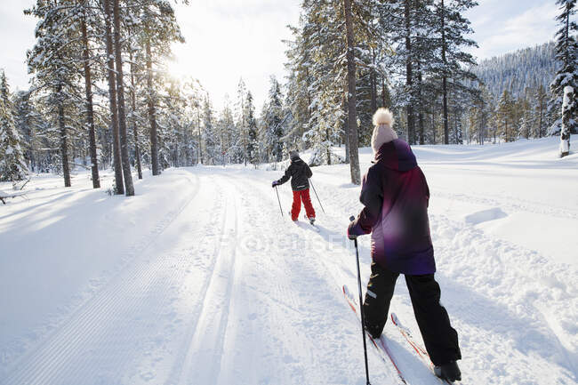 Girls skiing at ski field — Foto stock