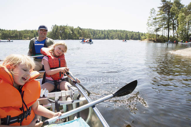 Family of three in rowboat — Photo de stock