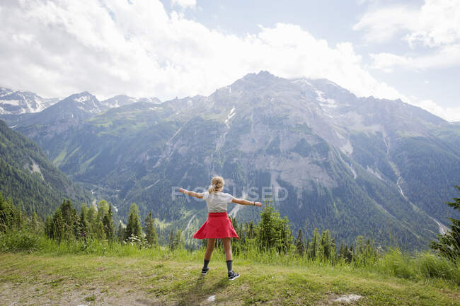Girl standing by mountain in Switzerland — Foto stock