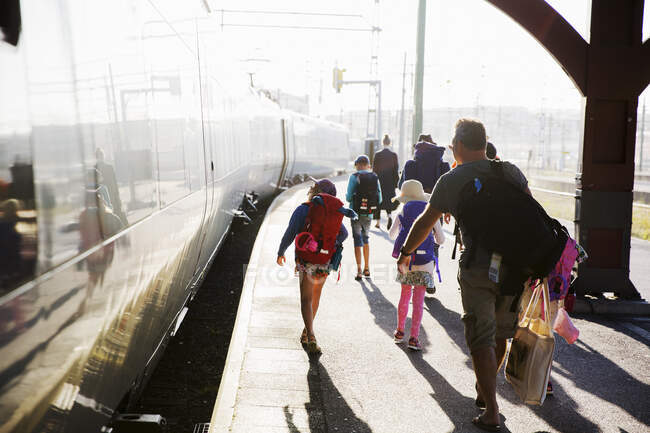 Família com backpacs trem de embarque — Fotografia de Stock