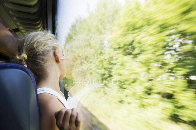 Menina inclinada na janela do trem — Fotografia de Stock