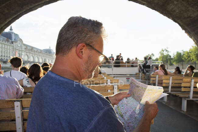 Mid adult man on tour boat on River Seine, Parigi, Francia — Foto stock