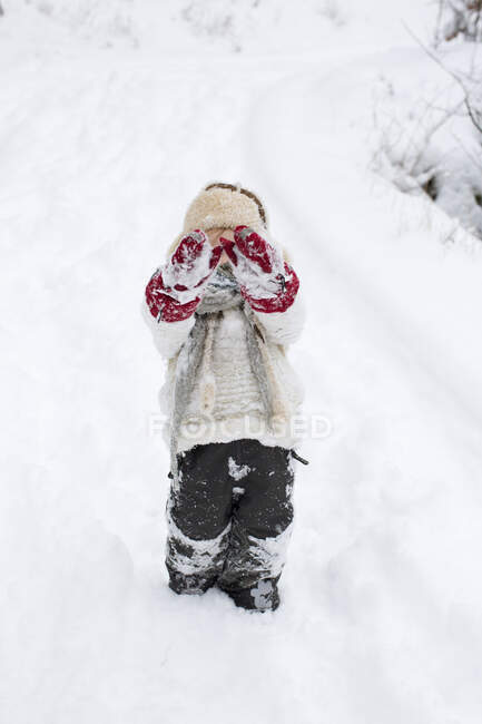 Mädchen im Vorschulalter spielt im Schnee — Stockfoto