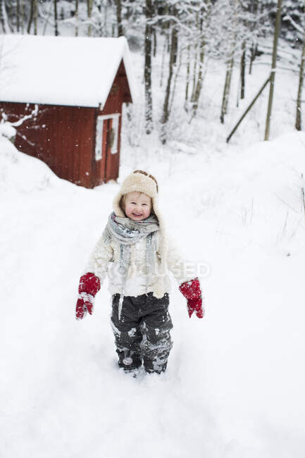 Дівчата шкільного віку бавляться у снігу. — стокове фото
