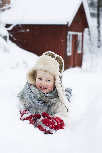 Preeschool age girl playing in snow — Foto stock
