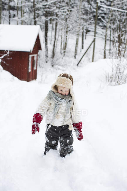 Préscolaire fille d'âge jouer dans la neige — Photo de stock