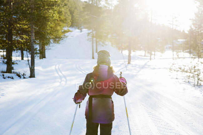 Дівчина на лижах по природі на заході сонця. — стокове фото