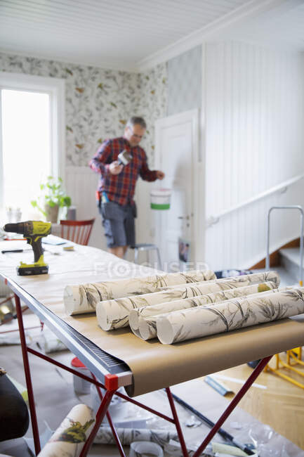Wallpaper on table and man — Stock Photo