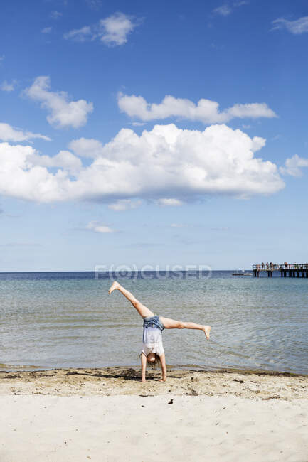 Девушка, делающая картинг на пляже — стоковое фото