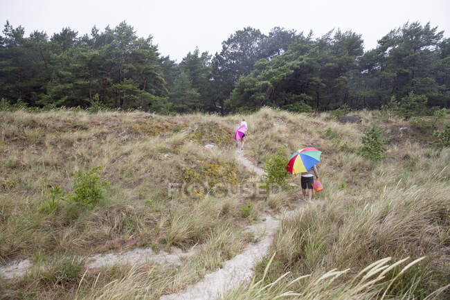 Família caminhando sobre dunas de areia — Fotografia de Stock