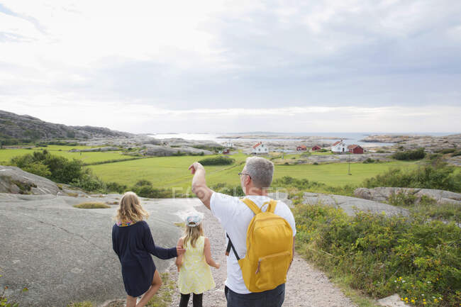 Escursionismo famiglia guardando la costa — Foto stock