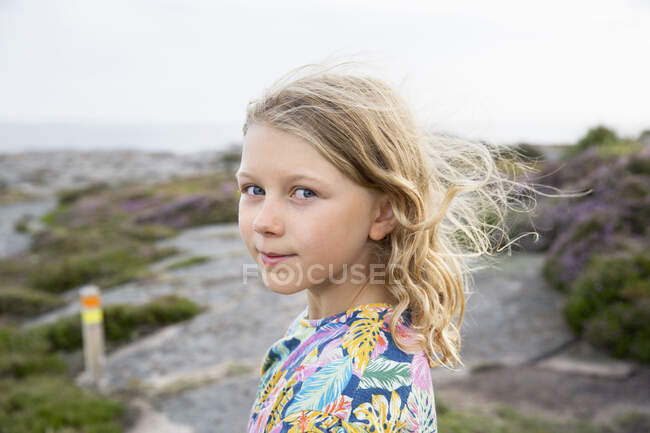 Porträt eines Mädchens, das in die Kamera blickt — Stockfoto