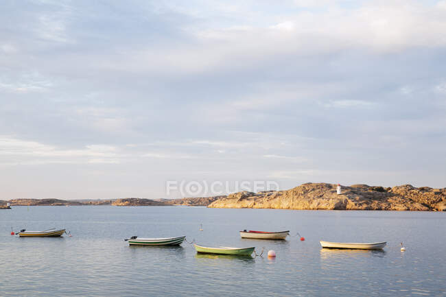 Boats moored on sea at coastline — Photo de stock