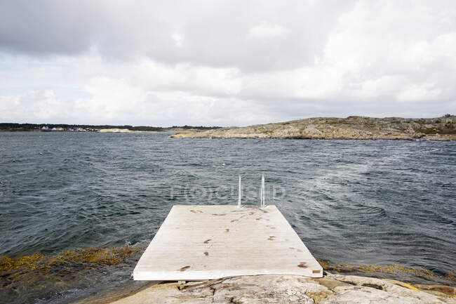 Steg auf See mit Steilhängen — Stockfoto