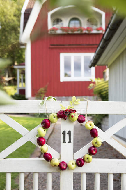 Grinalda de maçã no portão para casa — Fotografia de Stock