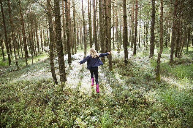 Девушка, бегущая в лесу — стоковое фото