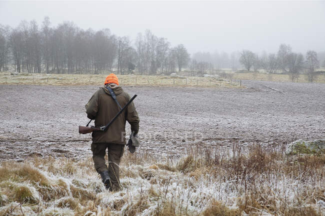 Hunter walking in the field — Stockfoto