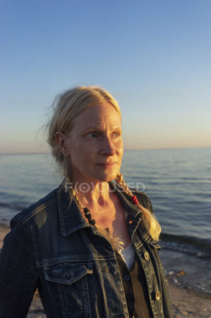 Portrait de femme sur la plage au coucher du soleil — Photo de stock