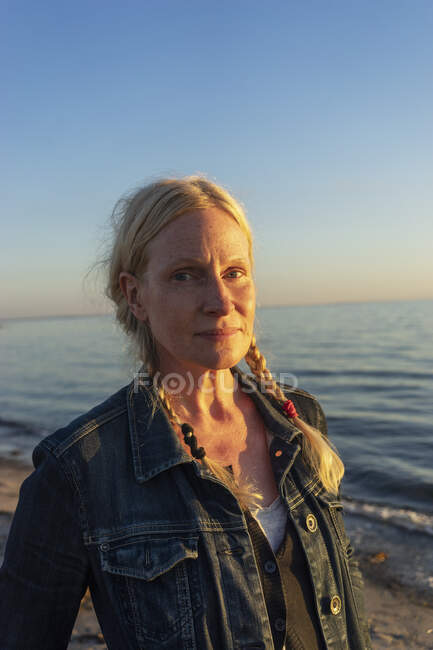Портрет жінки на пляжі на заході сонця — стокове фото