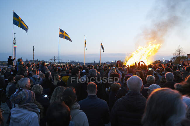 Толпа празднует Walpurgis Night в Skansen Open-Air Museum, Швеция — стоковое фото