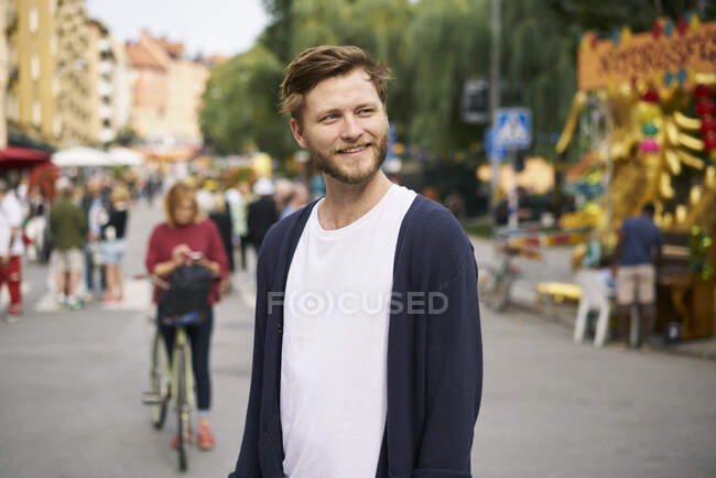 Smiling man in the market — Photo de stock