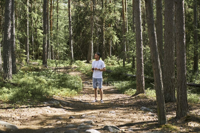 Homme debout dans la forêt — Photo de stock