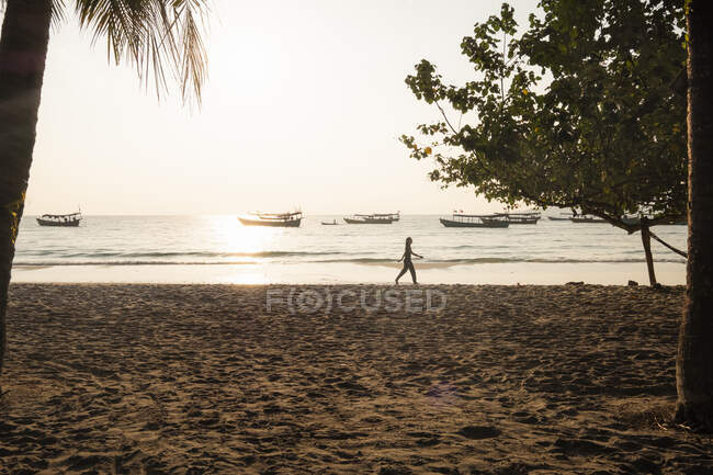 Donna che cammina sulla spiaggia al tramonto a Koh Rong, Cambogia — Foto stock