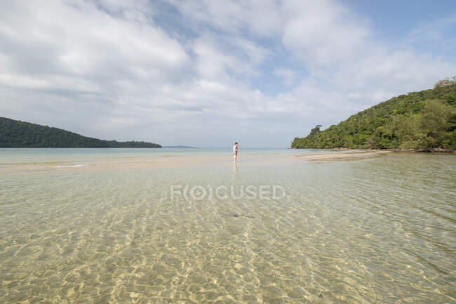 Mujer en barra de arena en la playa tropical - foto de stock