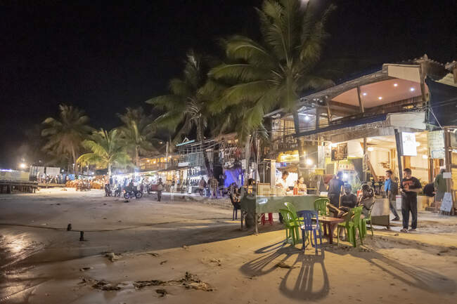 Ринок на пляжі вночі в Кох Ронг, Камбоджа. — стокове фото