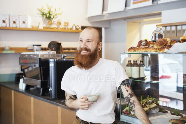 Proprietário da pequena empresa segurando café no café — Fotografia de Stock