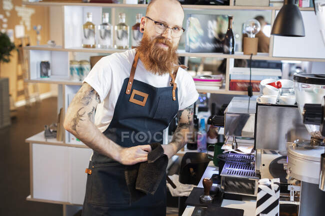 Barista wearing apron in cafe — Photo de stock