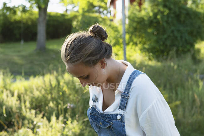 Молода жінка в блузці і на полі. — стокове фото