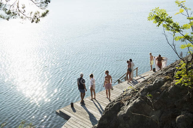 Люди, стоящие на пирсе у озера — стоковое фото