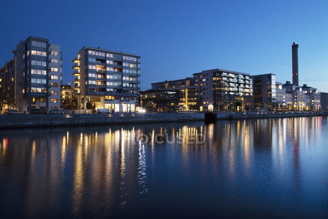 Edificios en el paseo marítimo por la noche en Estocolmo, Suecia - foto de stock