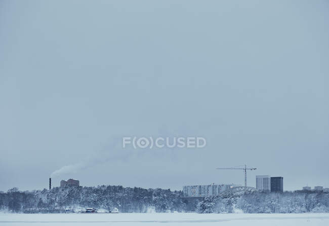 Arstaviken e edifícios em durante o inverno em Estocolmo, Suécia — Fotografia de Stock