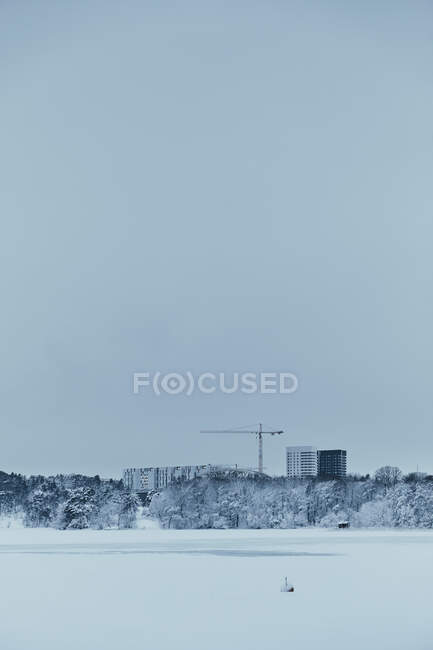 Arstaviken et les bâtiments en hiver à Stockholm, Suède — Photo de stock