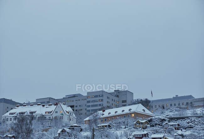 Sodersjukhuset hospital e casas durante o inverno em Estocolmo, Suécia — Fotografia de Stock