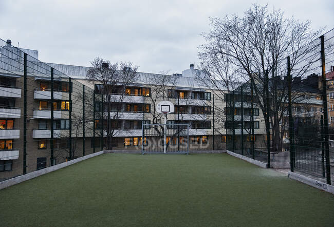 Basketball court by apartment building — Stockfoto