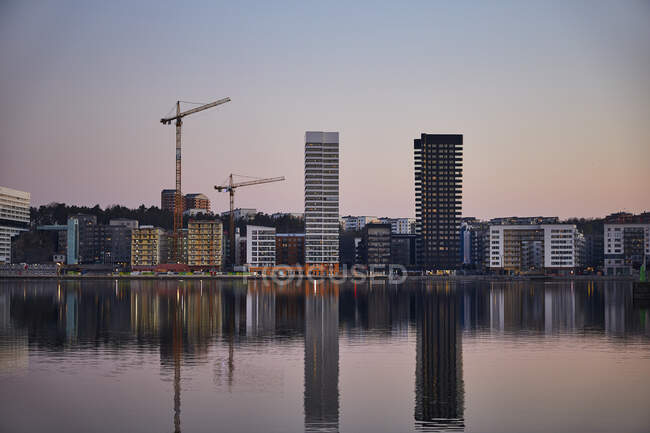 Bâtiments par Arstaviken Bay à Stockholm, Suède — Photo de stock