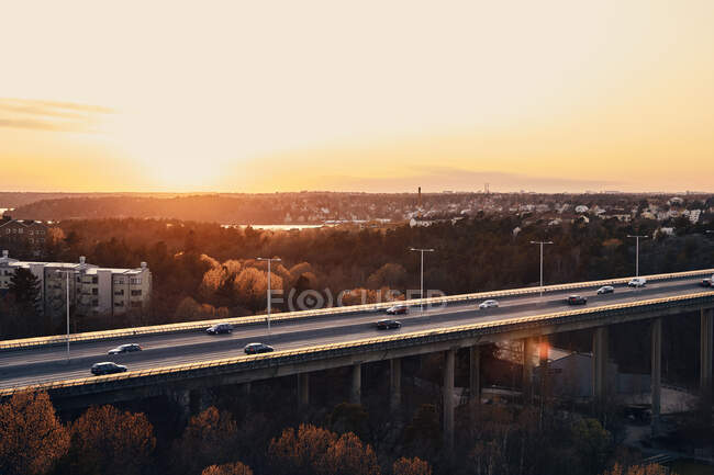 Estrada Essingeleden ao pôr do sol em Estocolmo, Suécia — Fotografia de Stock