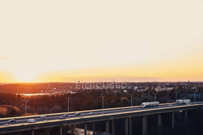 Autostrada Essingeleden al tramonto a Stoccolma, Svezia — Foto stock