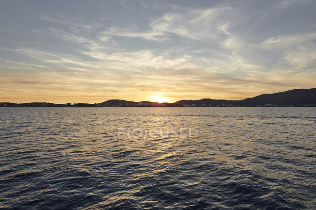 Mare e colline al tramonto — Foto stock