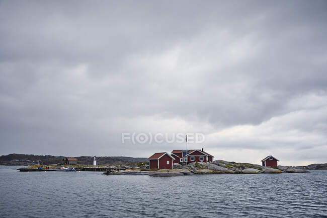 Рыбацкие хижины по морю в Богуслане, Швеция — стоковое фото
