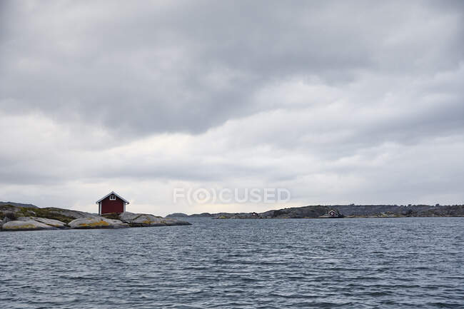 Fishing shack by sea in Bohuslan, Sweden — Fotografia de Stock