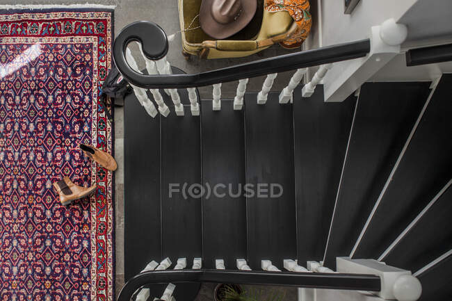 Directly above black staircase and carpet — Stockfoto