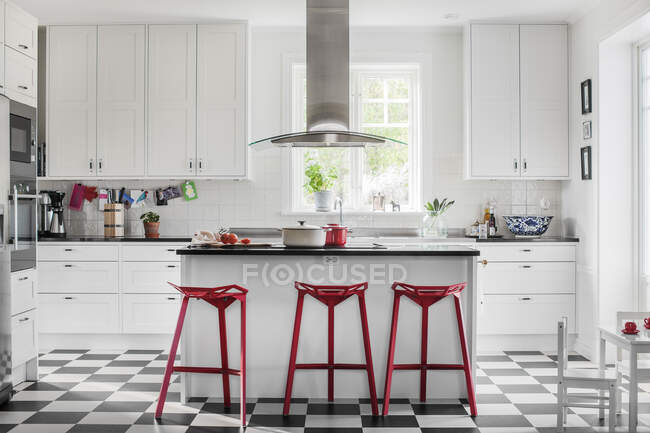Red stools at kitchen bar — Photo de stock