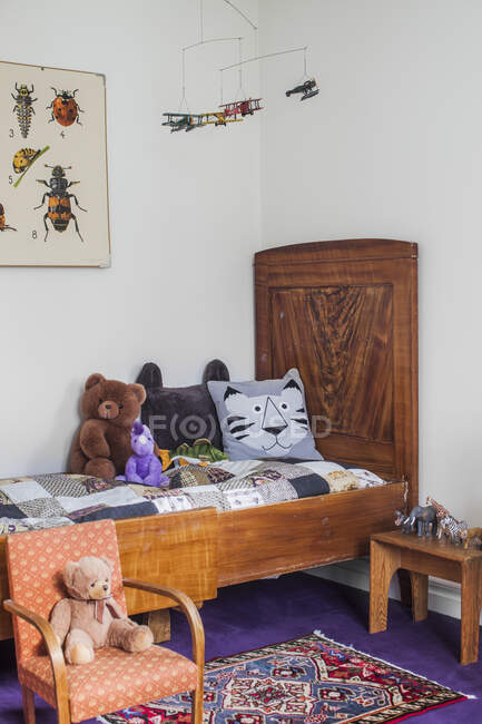 Детская спальня с плюшевыми мишками — стоковое фото